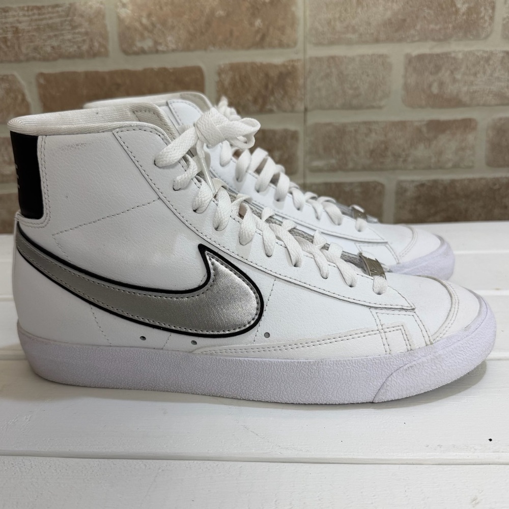 Nike Blazer Mid ’77 White Metallic Silver Sneakers Sz 10 Women’s DH0070 100
